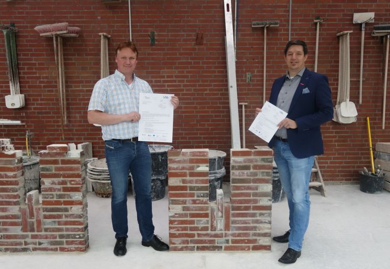 Personen in der Werkstatt der Kreishandwerkerschaft Cloppenburg