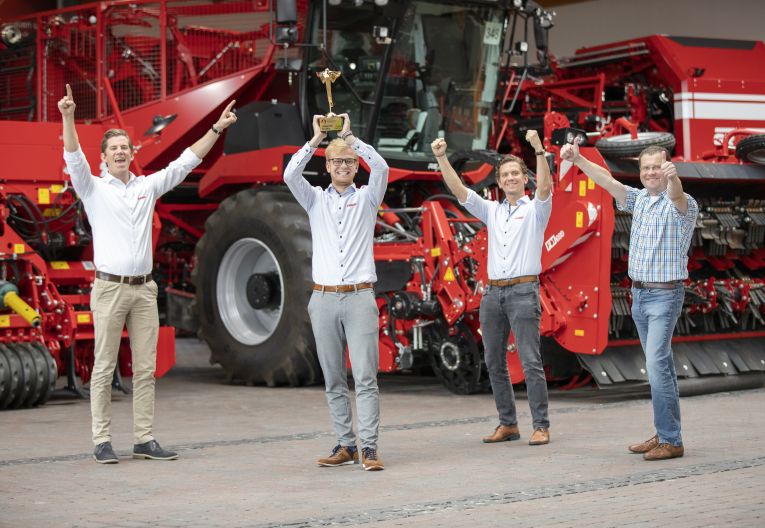 Grimme Gruppenbild vier Personen mit dem Grand Prix Victoria