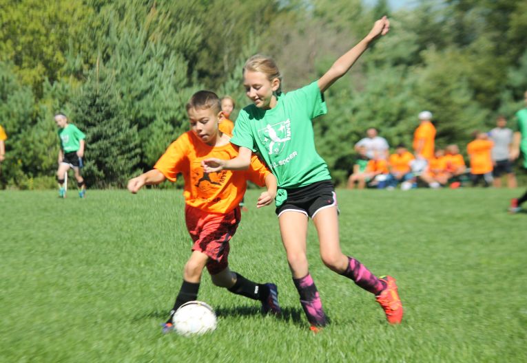 Kinder bei einem Fußballspiel