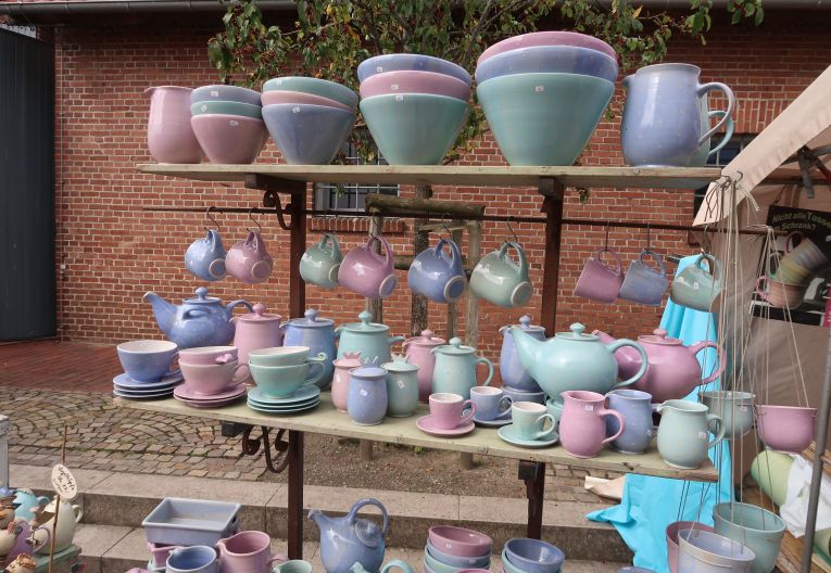 Flohmarktstand mit Geschirr