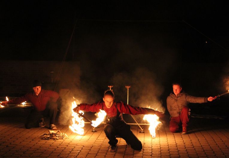 Drei Personen machen eine Feuershow