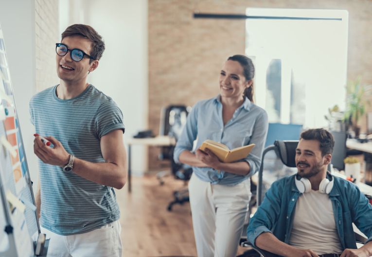 Drei Personen bei der Gruppenarbeit