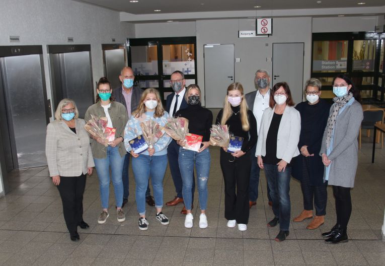 Studentinnen des neuen Bachelor-Studiengangs Hebammenwissenschaft im Krankenhaus Vechta mit Geschenken 